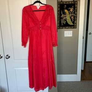Fantastic vintage condition. Size small vintage shadow line light weight robe.